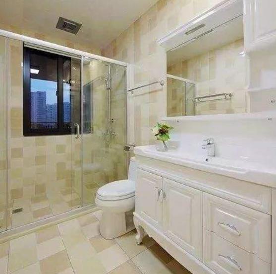 ?装修中遇到没有窗户的卫生间，如何解决采光？装修这样做就行！