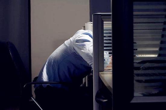 职场故事@员工连着5天熬夜加班，最后却只奖励领导，员工一袋水让老板损失50万