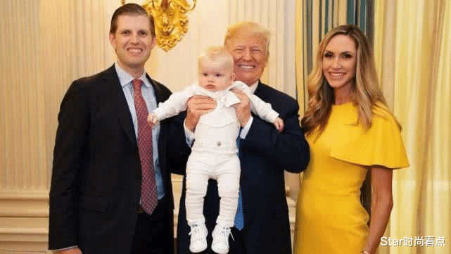 特朗普：特朗普洋娃娃般的孙女曝光，蓝眼睛嘟嘴唇萌化了，主播妈妈颜值高