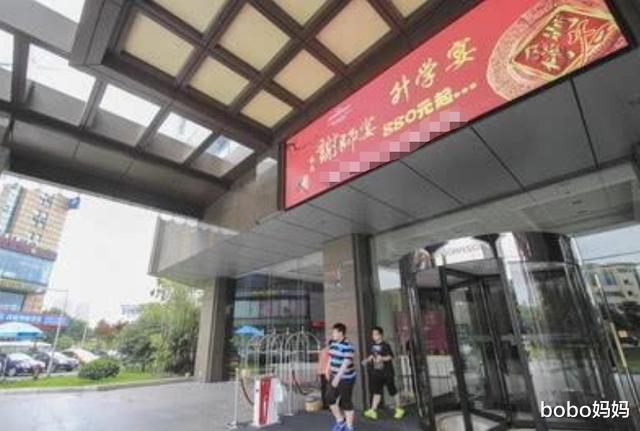 大学|儿子高考考取430分，父母摆40桌酒席，亲戚：三本大学也好意思？