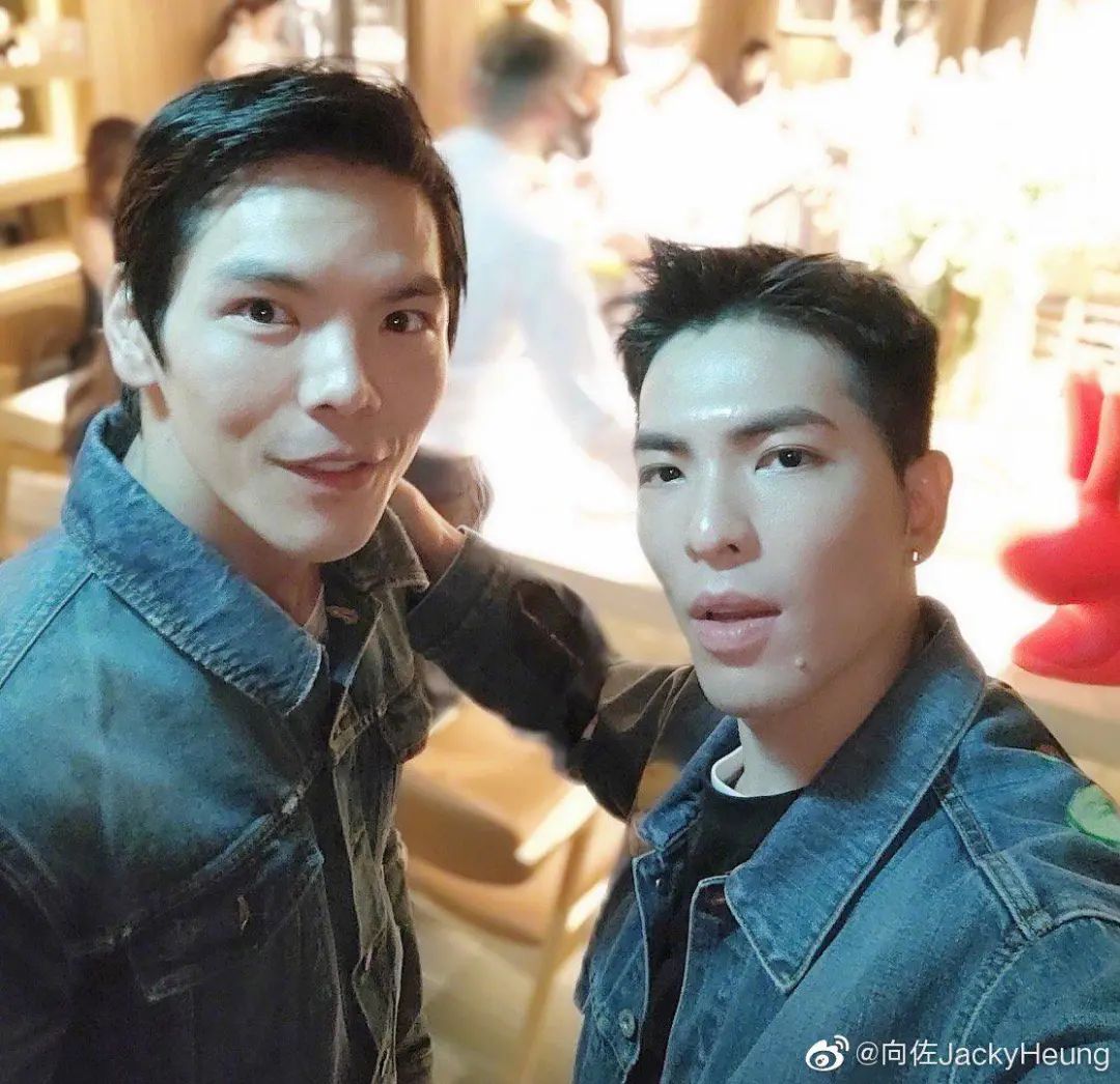 向佐|向佐生女后心情大好，晒与萧敬腾合照，长得太像傻傻分不清楚