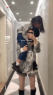 李小璐|李小璐甜馨穿母女装挑战妈妈力，单肩扛女儿腿发抖，甜馨体重遭吐槽