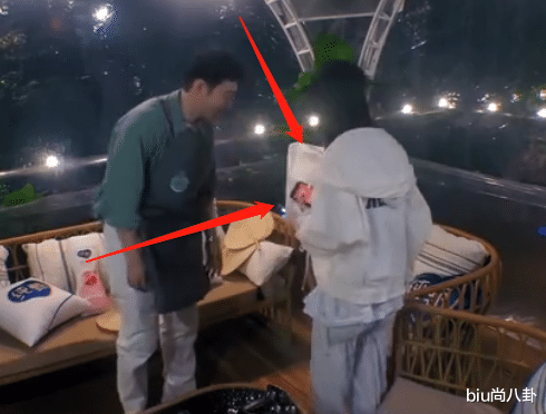 赵丽颖|赵丽颖起身时不小心按到手机,屏保曝光的那一刹,导演慌乱打码