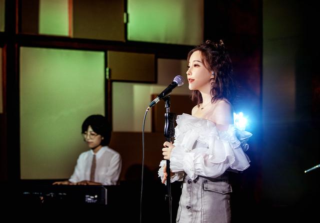 冯提莫|冯提莫彰显自身实力，新歌摩托成功上线，网友：满满爱的记忆！