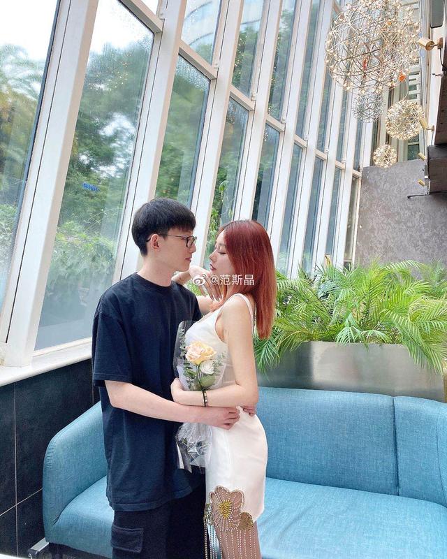 范志毅|范志毅女儿公开示爱富二代男友！现身沪上高档西餐厅，拥吻超腻歪