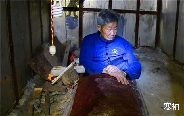 『垃圾分类』妻女早逝，38岁家中只剩他一人，60岁立志学医，92岁独自住活人墓