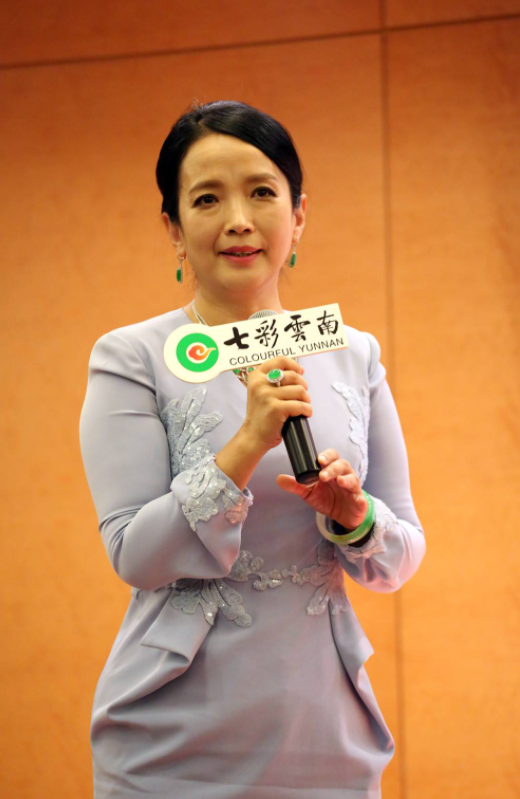 发型|吕丽萍为扮嫩真拼，扎高马尾齐刘海强凹少女感，看脸却还是60岁