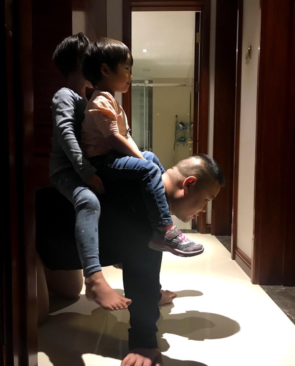岳云鹏：岳云鹏深夜偷吃，桌上的酒成亮点，网友：上亿土豪就喝这白酒？