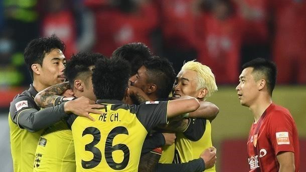 广州恒大|广州恒大核心伤情曝光,卡帅彻底无奈,20岁小将或成主力