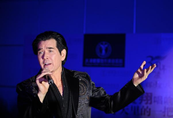 费翔|一代人心中的男神，因爱国被封杀14年，春晚只敢拍上半身！