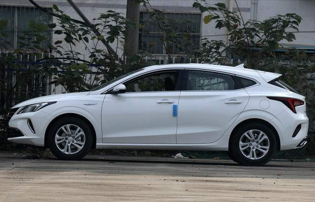 长安汽车|高颜值国产家轿，1.6动力油耗仅5升，新逸动XT比思域还帅气！