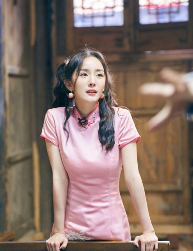 杨幂|同样是穿旗袍，33岁张雨绮和34岁杨幂，像是妈妈和女儿同框