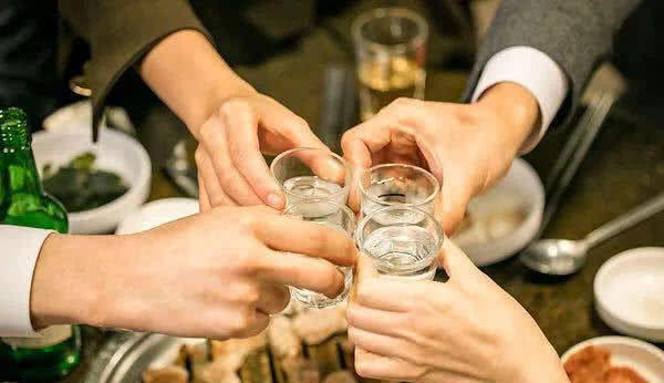 [肝脏]肝癌形成早期有预兆，手脚若有4个不适，最好提前重视起来