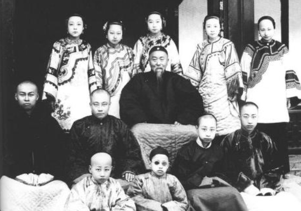 结婚|他娶自己的妹妹为妻，后来被众人耻笑，生下一子却世界闻名