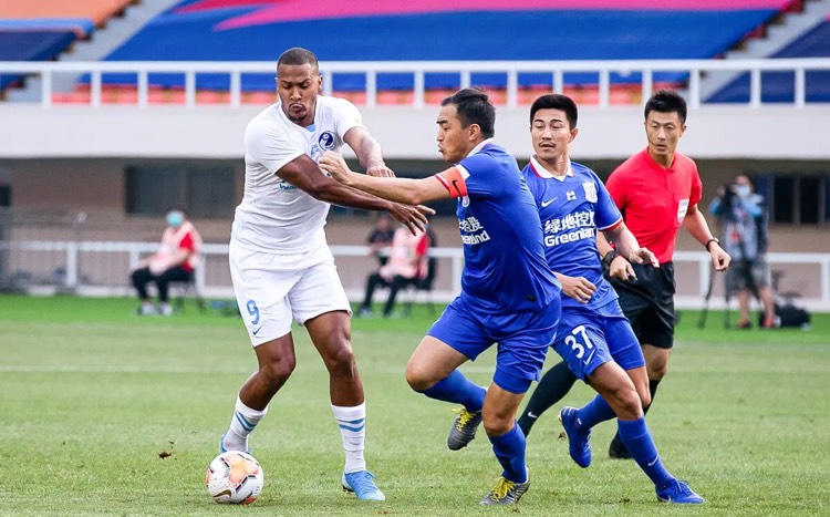 董路|老了踢不动了，申花35岁的老将禁区被晃劈叉，45分钟就被换下