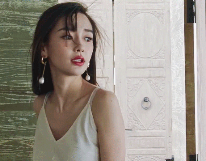 Angelababy：baby穿“牛奶吊带衣”美上天！当镜头拉近到嘴巴后：被黄晓明亲肿了？