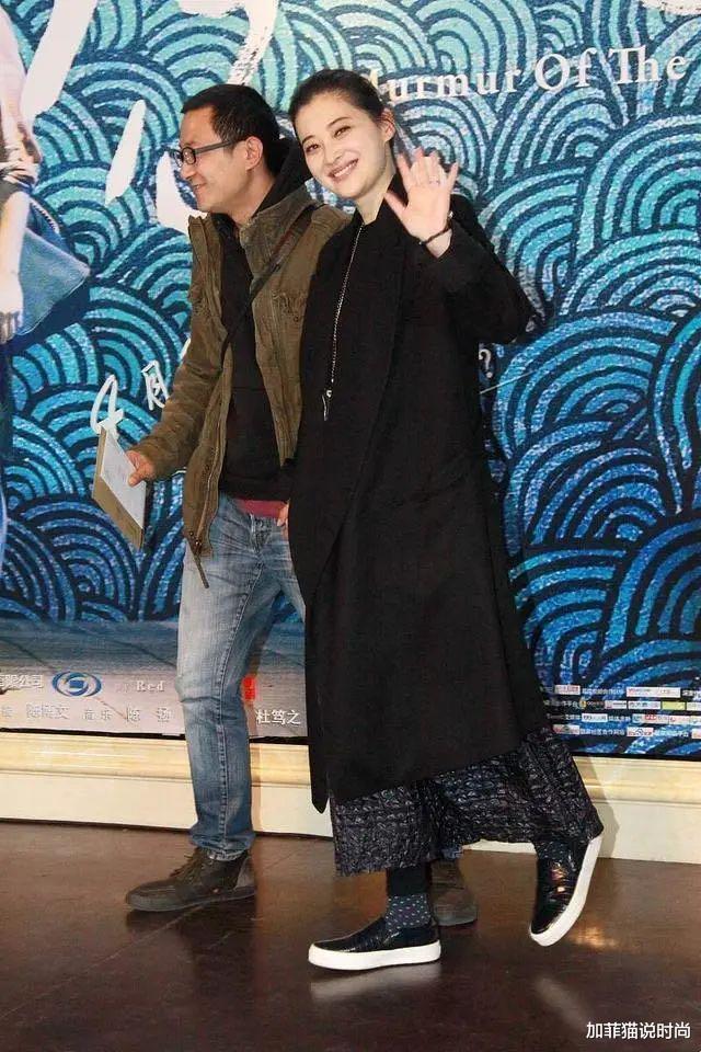 『梅婷』梅婷老公原来长这样！夫妻俩手牵手亮相大11岁老公好羞涩，太像路人