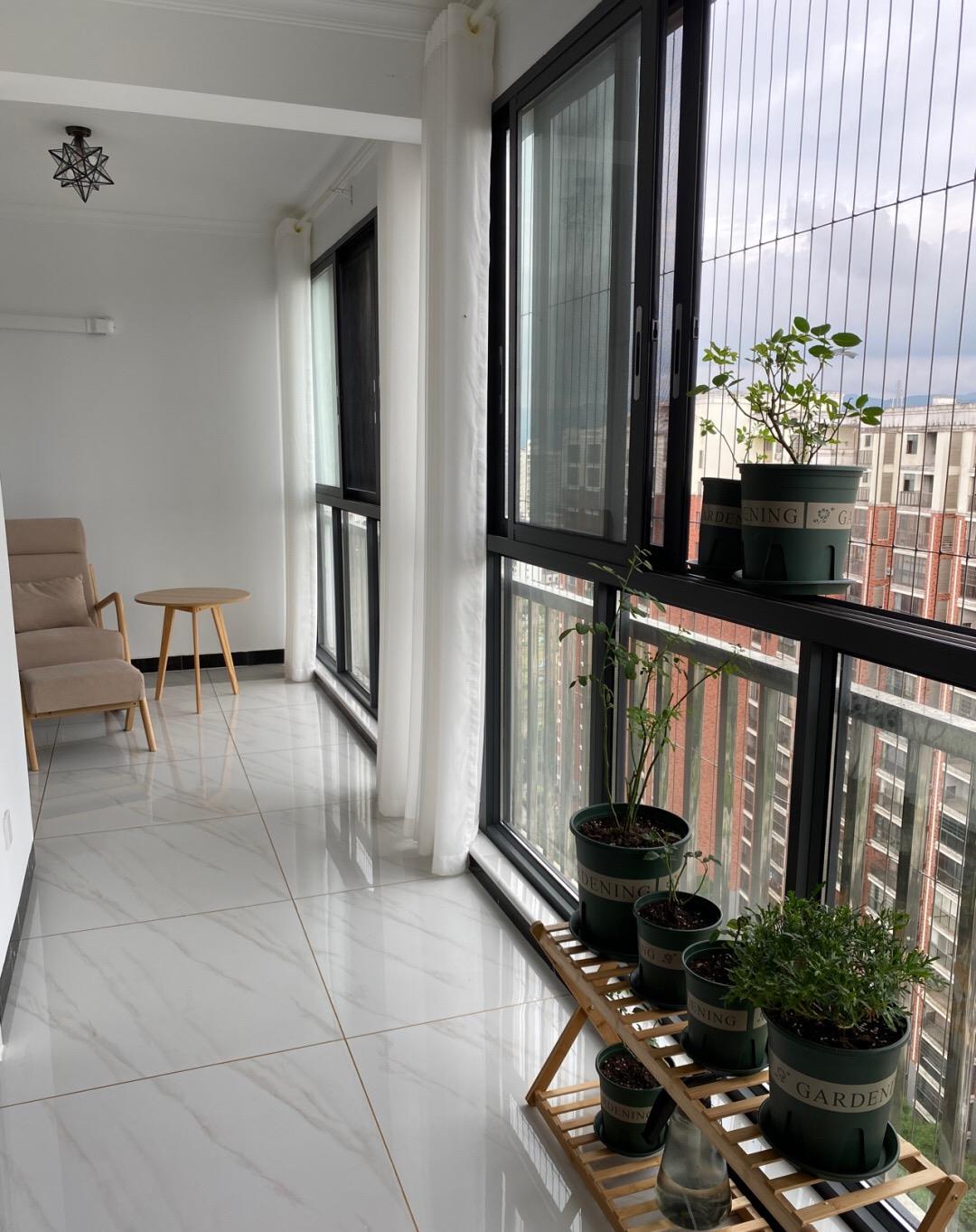 【】越来越多人不做吊顶，不做电视墙，看看她家装修，简约又漂亮！