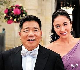 |49岁黎姿卸妆晒素颜，状态超好，身后豪宅浴室令人羡慕
