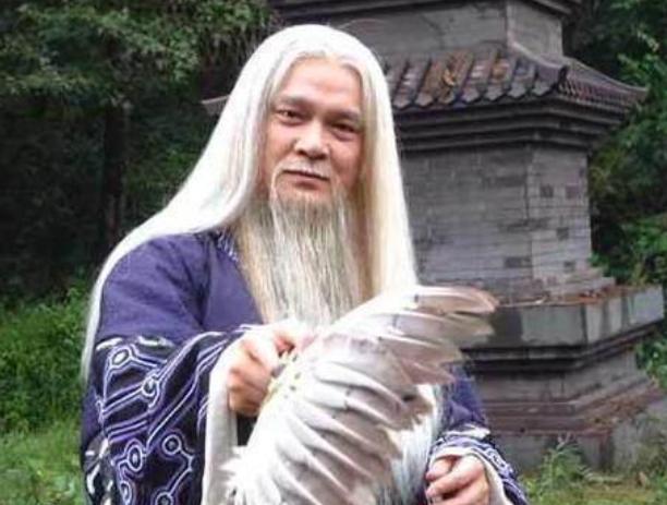 「乔峰」天龙八部中，乔峰可以把天山童姥打败吗？通过丁春秋可知晓答案