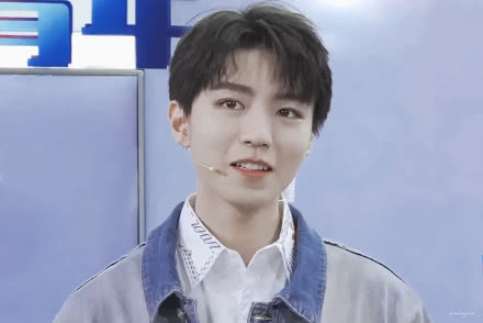 【王俊凯】王俊凯致穿防护服,请抗疫人员上签上她们的名字,并真挚地说是自己的偶像