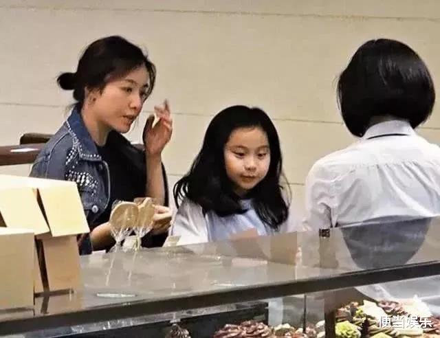 『甘比』香港女首富甘比今昔照片对比,天差地别,有钱还真的能改变面相?