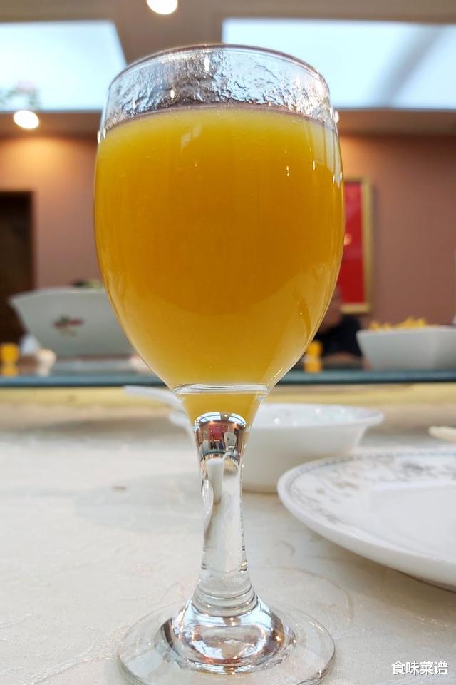 菜花|老丈人办升学宴,我随礼一千元,看看他安排的这桌菜,值多少钱?