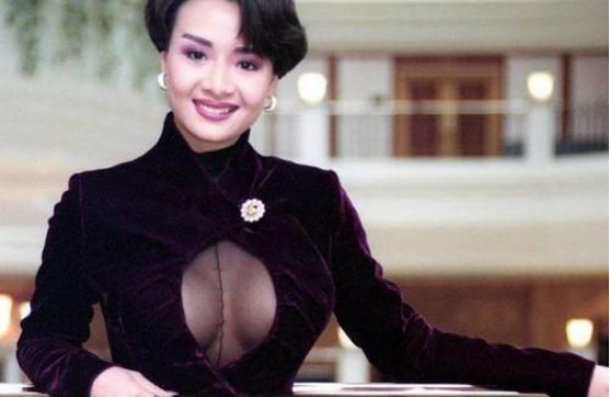 叶子楣|29年前叶子楣花费200万为胸买意外保险,如今54岁却和狗患难与共