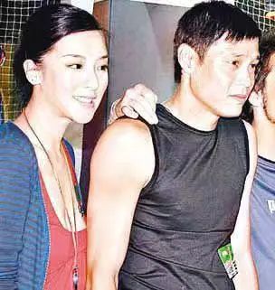 范志毅|范志毅三婚妻子近照，身高1。73米清纯靓丽，比继女仅大12岁