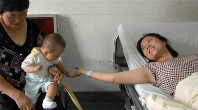 「」9年前，那个用双手接住坠楼女孩的“最美妈妈”，如今现在如何？