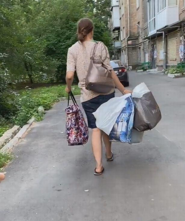 民警|乌克兰女子用编织袋装着一周大宝宝外出，淡定解释：没有婴儿车