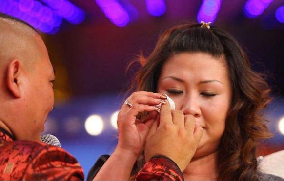 郭德纲|10年前曹云金“逼”师娘下跪，7年后岳云鹏一顿饭为郭德纲报仇