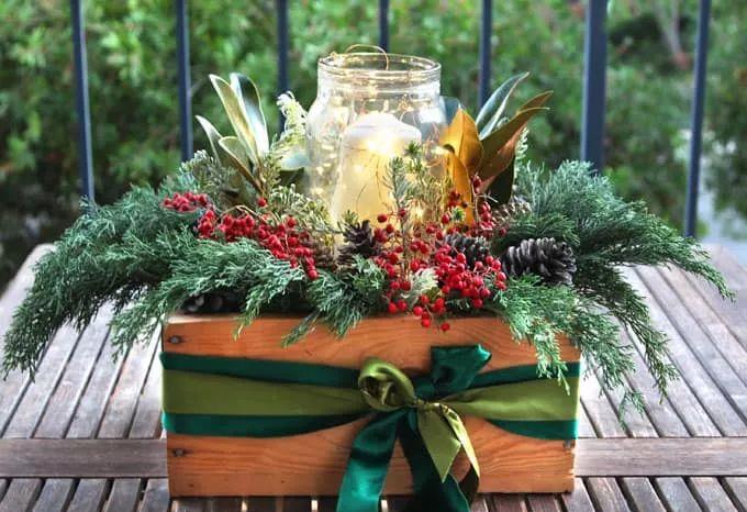 ▲10分钟教你DIY一个圣诞餐桌盆栽，变成喜庆迷人的植物装饰