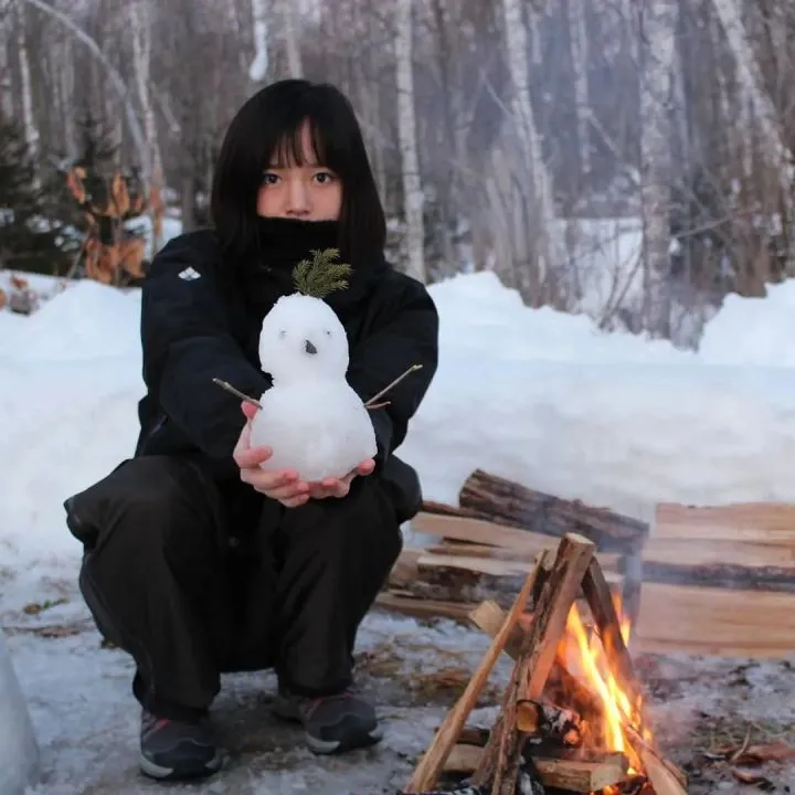 sayaka■“北海道李子柒”火了！住森林小木屋，在零下三十度的北国钓鱼烤肉喝酒