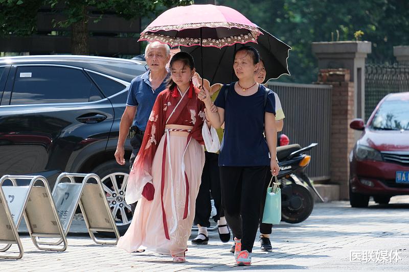 衰老@脸上出现了很多斑点？教你4个小技巧，轻轻松松变美变年轻