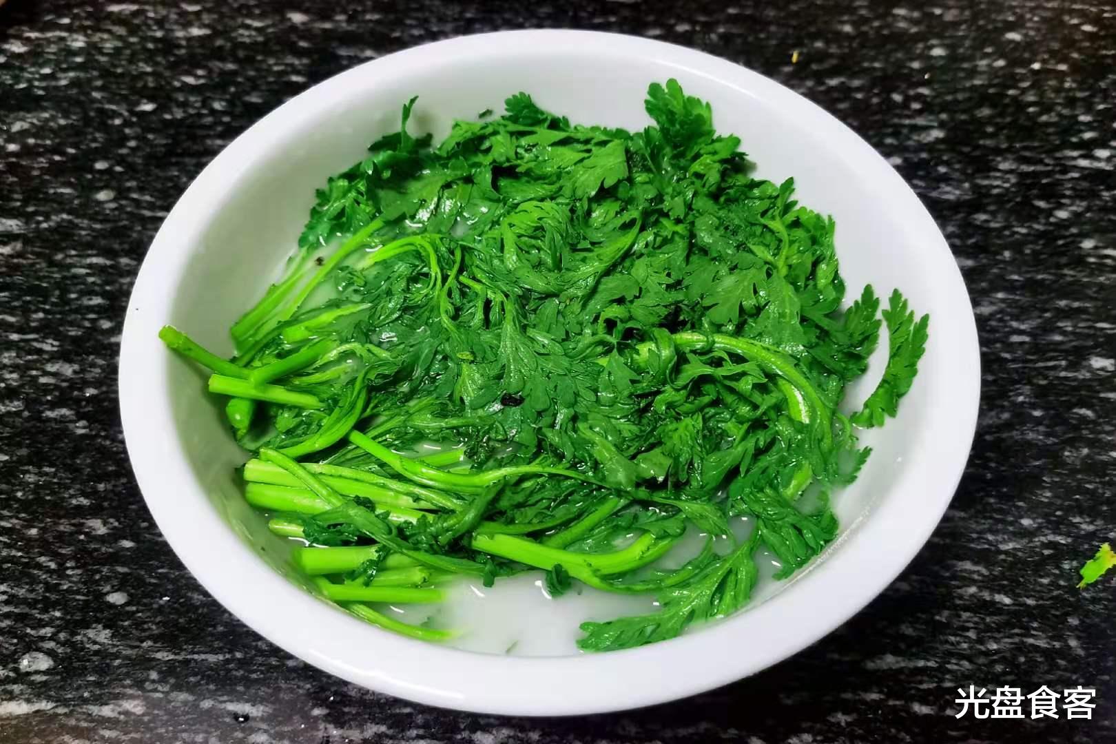 茼蒿|冬季，遇到此菜别错过，简单一炒就上桌，好吃又营养，成本才2元