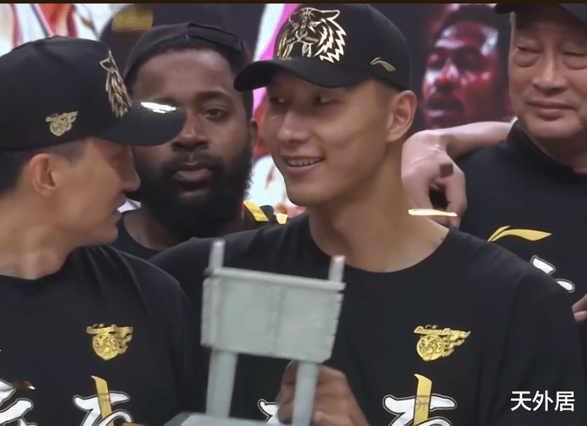 易建联|凌晨1点，曝易建联跟腱断裂！中国男篮遭遇毁灭性打击，四输局面