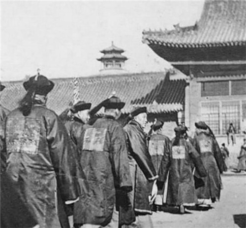 贺子珍|清朝官员的真实形象:百官上朝交头接耳,和珅的长相堪比四大美男