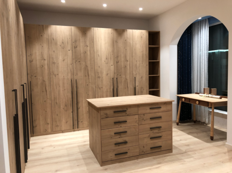 「」衣柜安装推拉门更节省空间吗？用了这么久才发现，空间被浪费了