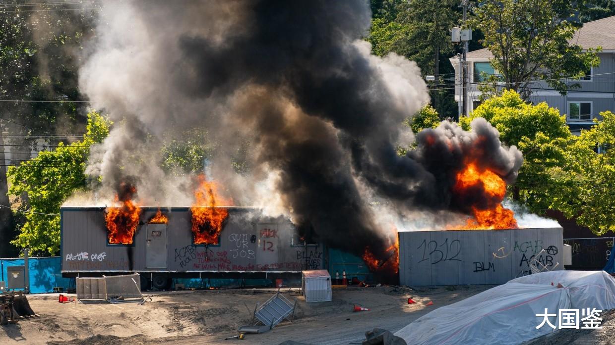 美国|大批黑人全副武装上街，高呼脱离美国独立，扬言要和美军硬碰硬