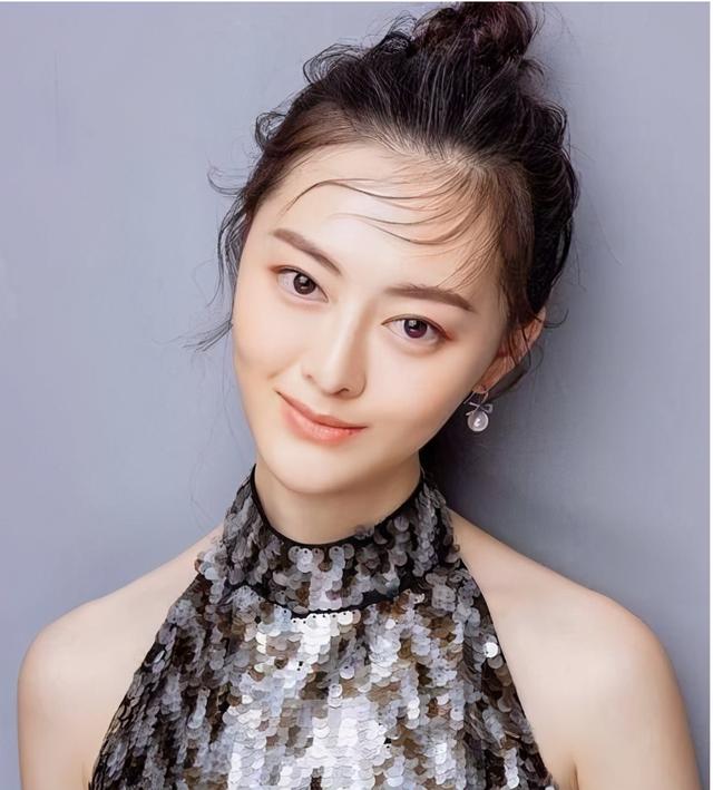 陈道明|父亲是影帝，母亲曾是新闻联播主持人，35岁的她是最低调星二代