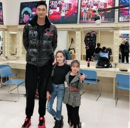 「关之琳」还记得《功夫》里的高大个吗？今娶2米妻子，8岁女儿身高成亮点！