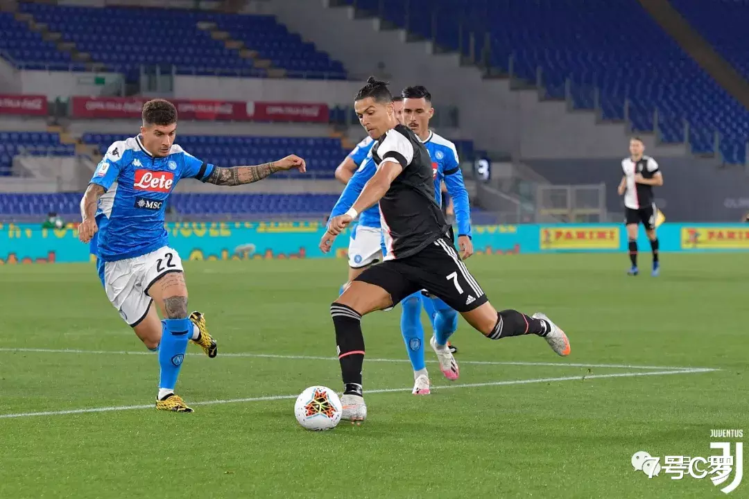 布冯■赛后C罗和布冯的眼神，尤文管理层看心痛了吗?