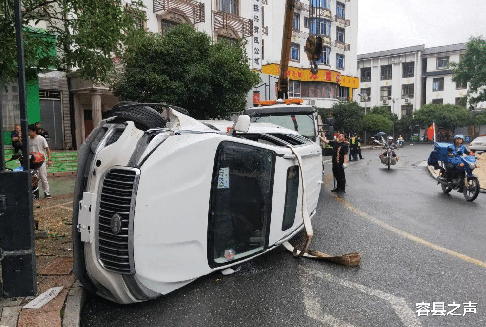 容县之声|云南小伙广东买新车，路过广西雨天行车过弯道不减速，侧翻路边！