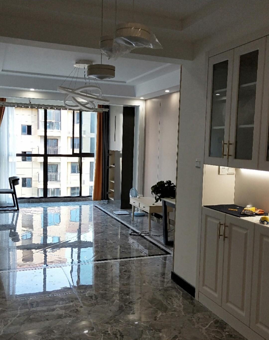 |新房装修完工刚入住，极简主义贯彻到底，地面灰色瓷砖超好打扫