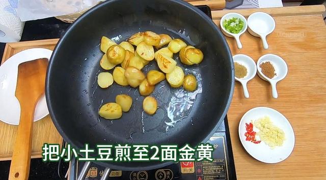 「土豆」土豆和它一起炒是“天然泻药”，隔天排出黑臭宿便，口臭没有了