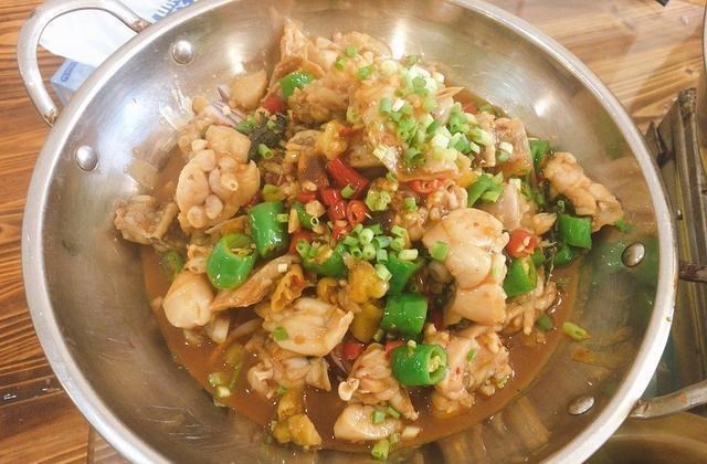 菜花：去朋友餐馆吃晚餐，8个菜花了500元，老公说太贵，你看值不值