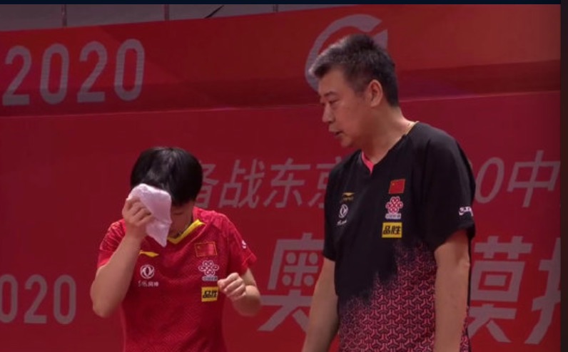 孙颖莎|女单4强出炉！国乒小魔王4-0豪取7连胜，冰袋降温 孙颖莎闭眼着急