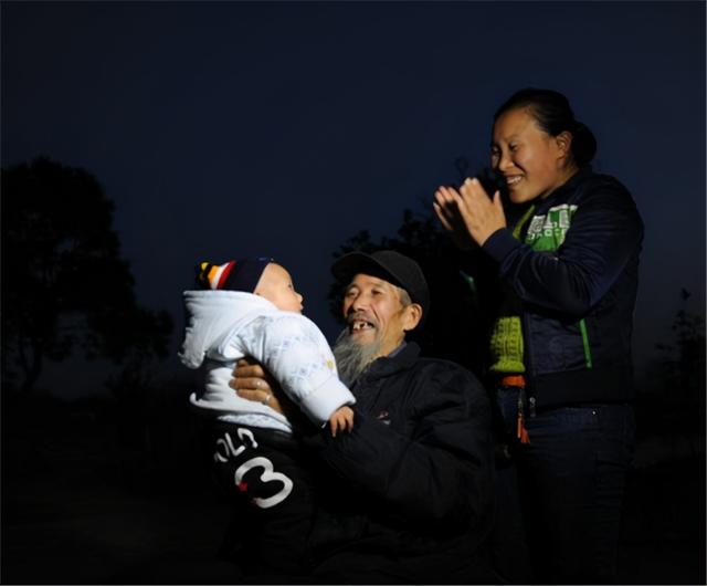 臆说古史|27岁女孩因爱慕72岁大爷，献身嫁给大爷后还生下一子，今现状如何