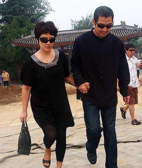 『邓婕』2007年，邓婕掌掴袁立：\再狐媚被我知道，就立马给我从剧组消失\